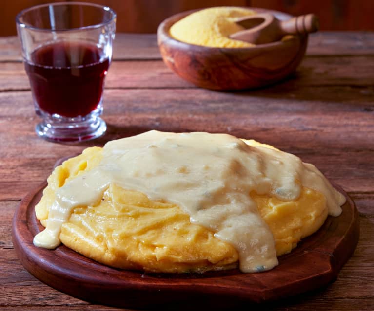 Polenta con fonduta di formaggi