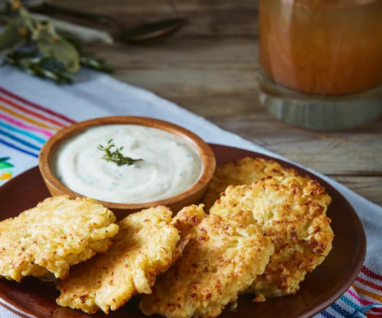 Tortitas de coliflor con aderezo de yogur