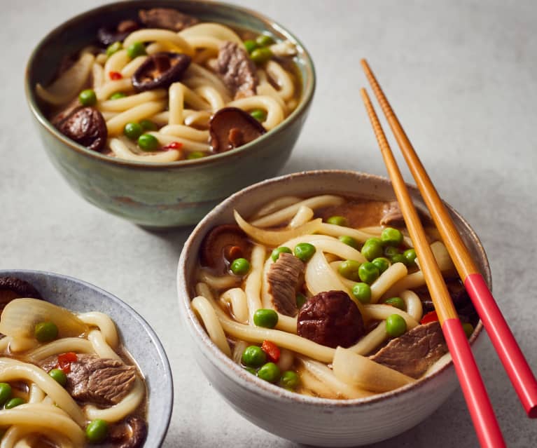 Udon-Nudeln mit Rindfleisch und Erbsen