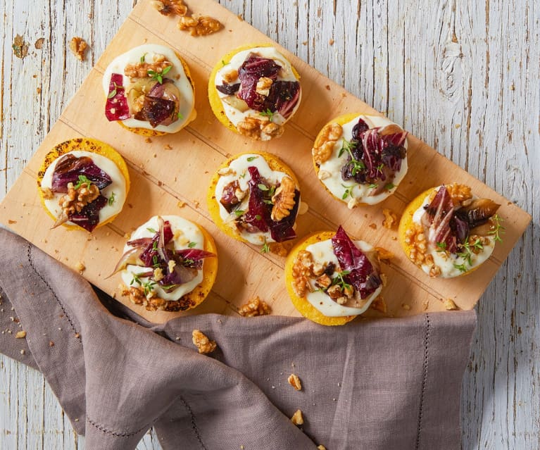 Crostini di polenta con stracchino, radicchio e noci