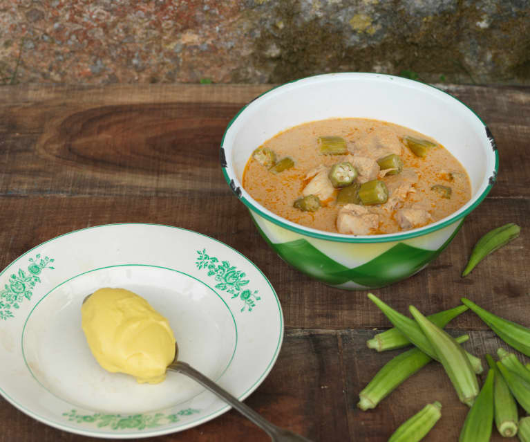 Pollo all'angolana con arachidi e polenta (Muamba de ginguba)