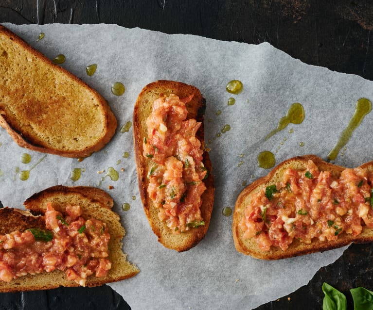 Kernerig bruschetta med tomatsauce af rå tomater Kernerig bruschetta med tomatsauce af rå tomater