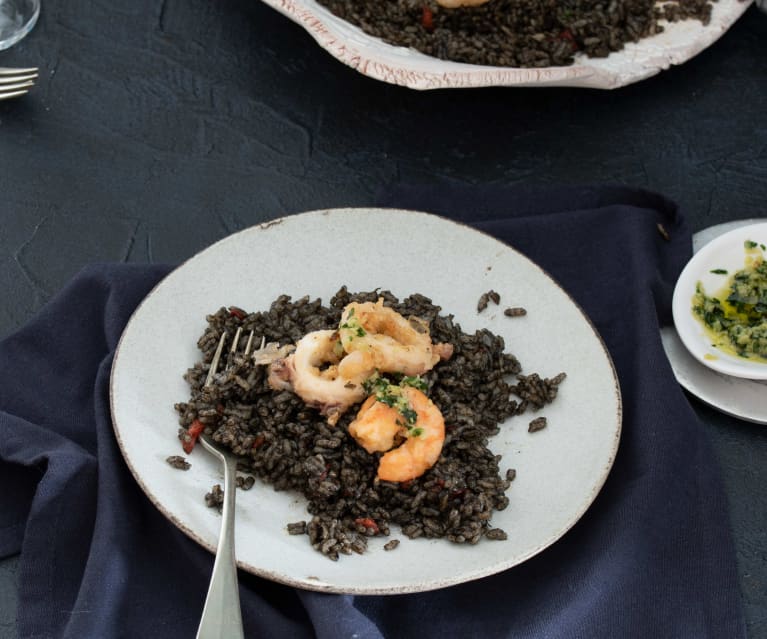 Arroz negro con calamares y gambones fritos (Cocción de arroz)