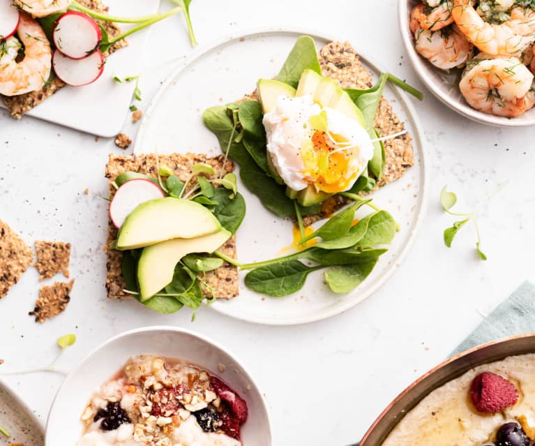 Brunch scandinavo (pane croccante, porridge, uova in camicia e gamberi)