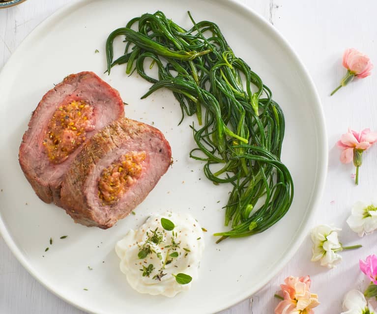 Filetto di agnello ripieno sottovuoto con contorno di agretti