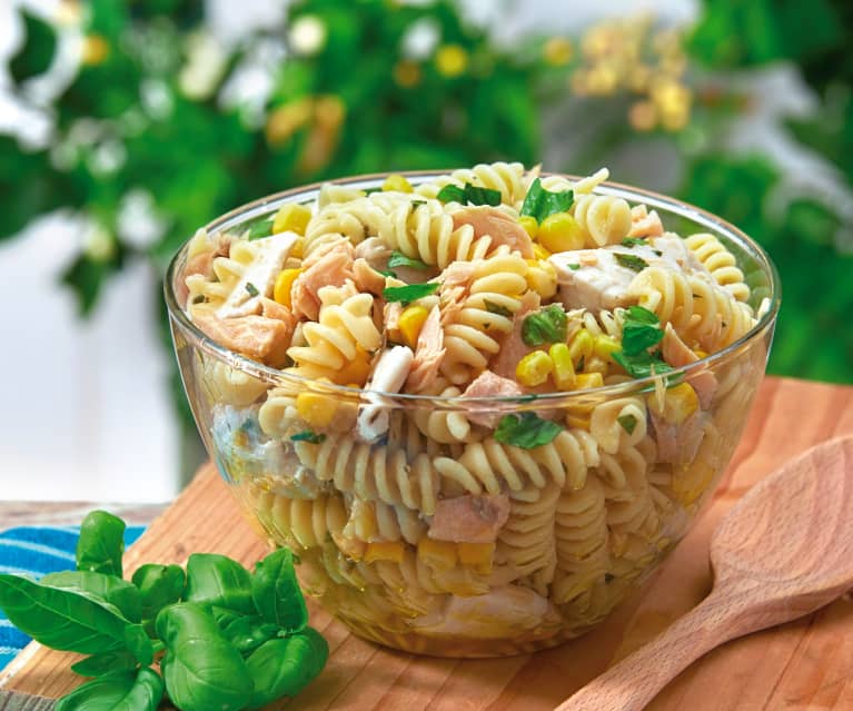 Insalata di pasta con pollo e salmone