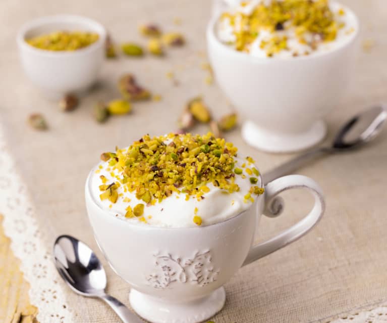 Mousse alla vaniglia con granella di pistacchi