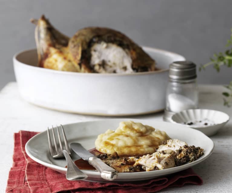 Gebackenes Hähnchen mit Tapenade und Kartoffelpüree mit karamellisierten Zwiebeln Gebackenes Hähnchen mit Tapenade und Kartoffelpüree mit karamellisierten Zwiebeln