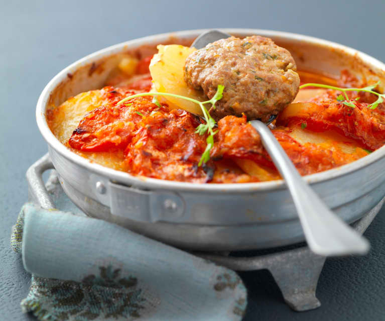 Gratin de pomme de terre, tomate et kefta, sauce au poivron