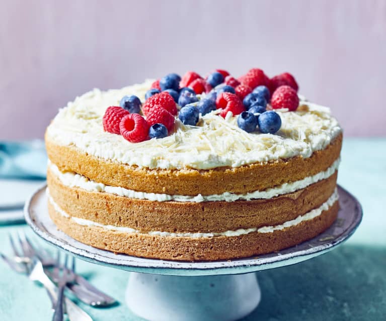 Buchweizen-Biskuit-Torte mit Himbeeren und Heidelbeeren