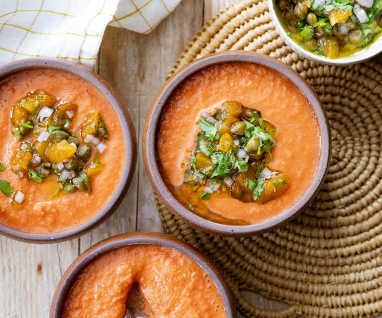 Gaspacho tomate-poivron et salsa câpres-abricots moelleux