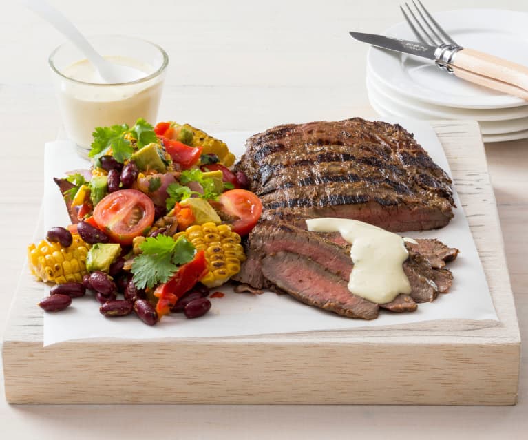 Flanksteak mit Krensauce und bunten Salat