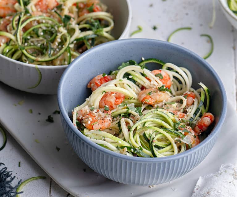 Spaghetti di zucchine con gamberi e salsa al limone