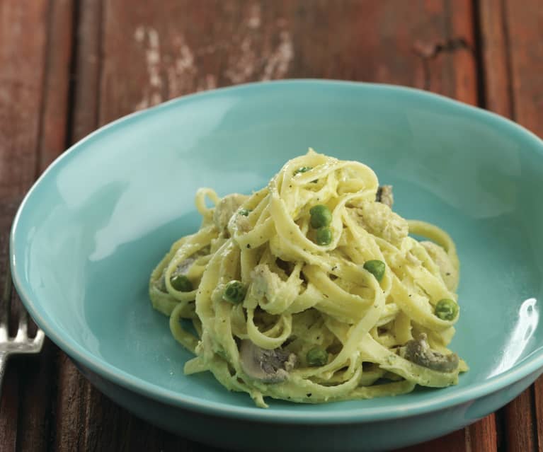 Fettuccini de frango e ervilhas com molho de couve-flor