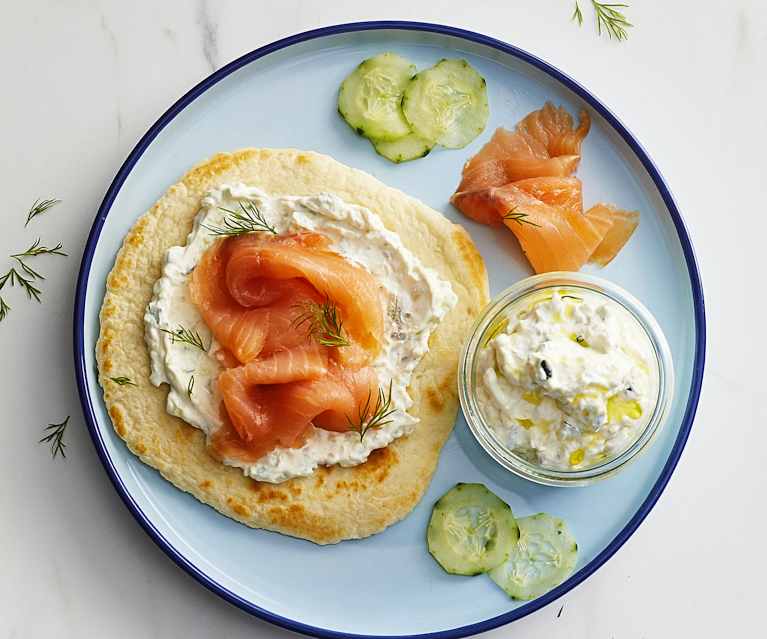 Focacce veloci allo yogurt con salmone affumicato e crema al formaggio