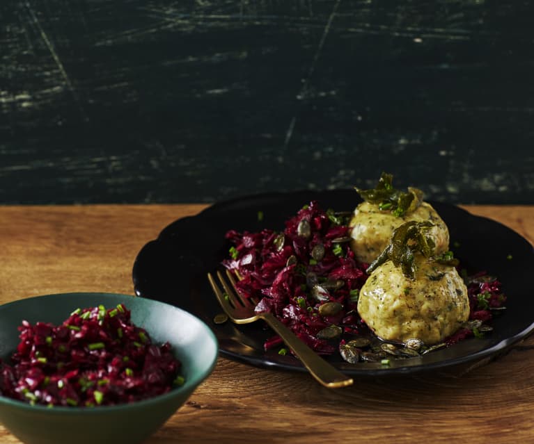 Käseknödel mit Rotkohl-Rote-Bete-Salat