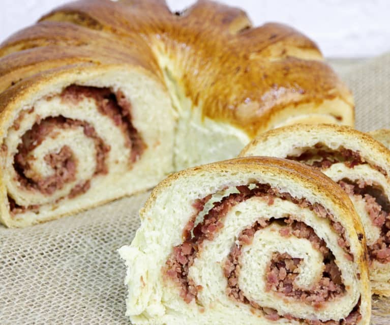 Pão enrolado com calabresa e erva doce