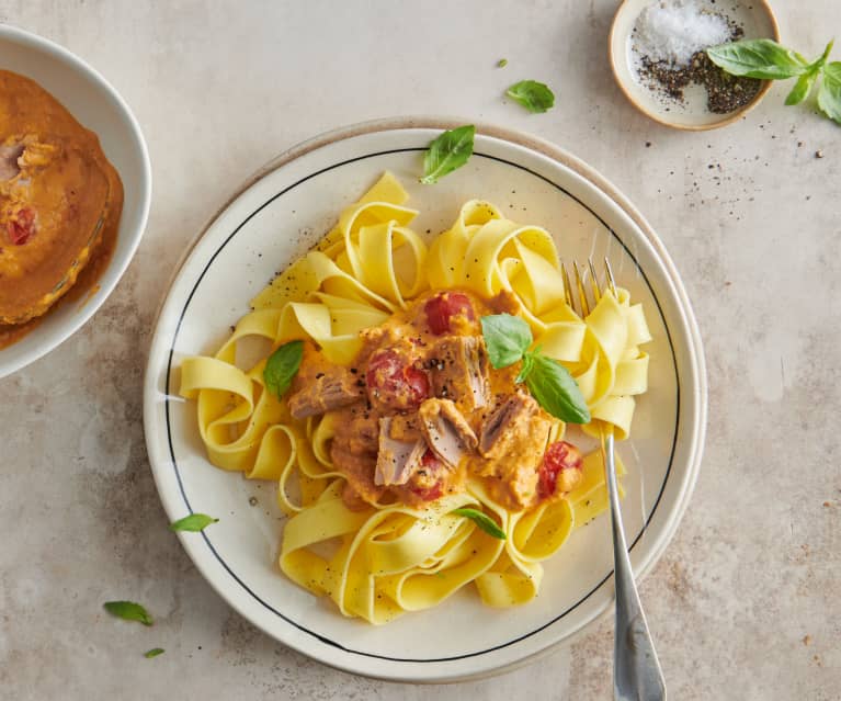 Pasta con salsa al tonno