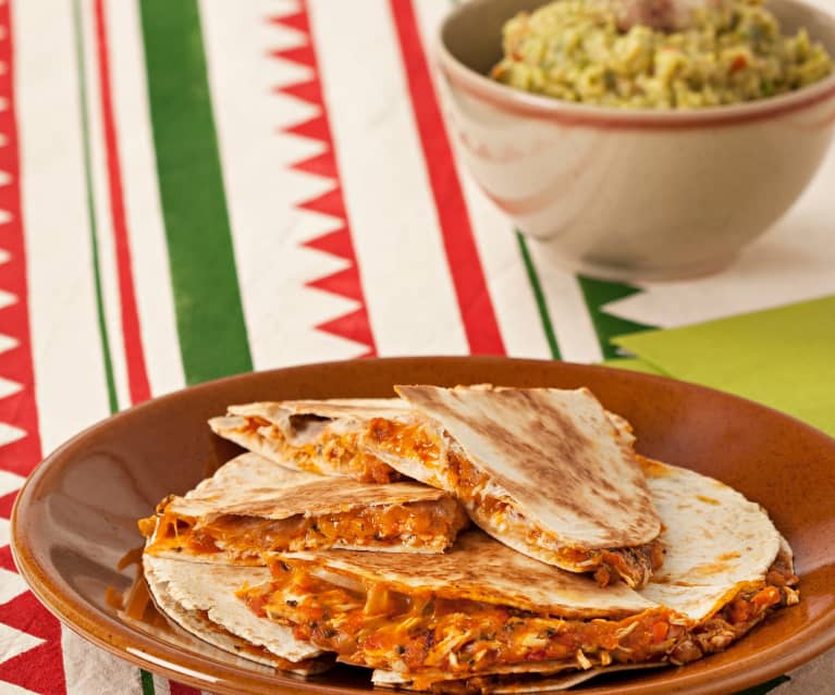 Gefüllte Tortillafladen mit Hähnchen, Tomate und Koriander