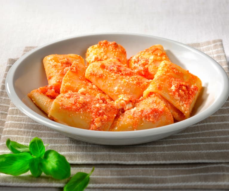 Paccheri con sugo e ricotta di pecora