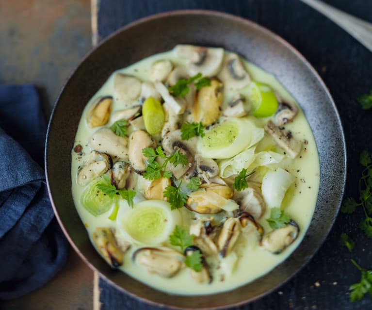 Nage de moules, poireaux et champignons au curcuma