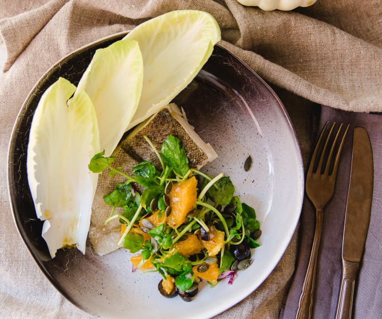 Bacalhau ao vapor com salada de cherovia e molho de laranja