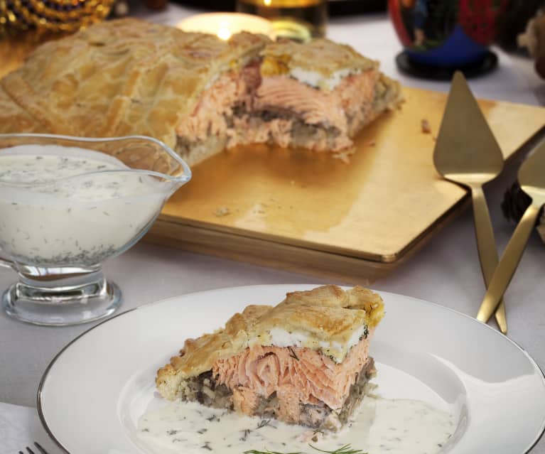 Russische Blätterteigpastete mit Lachs (Kulebjak)