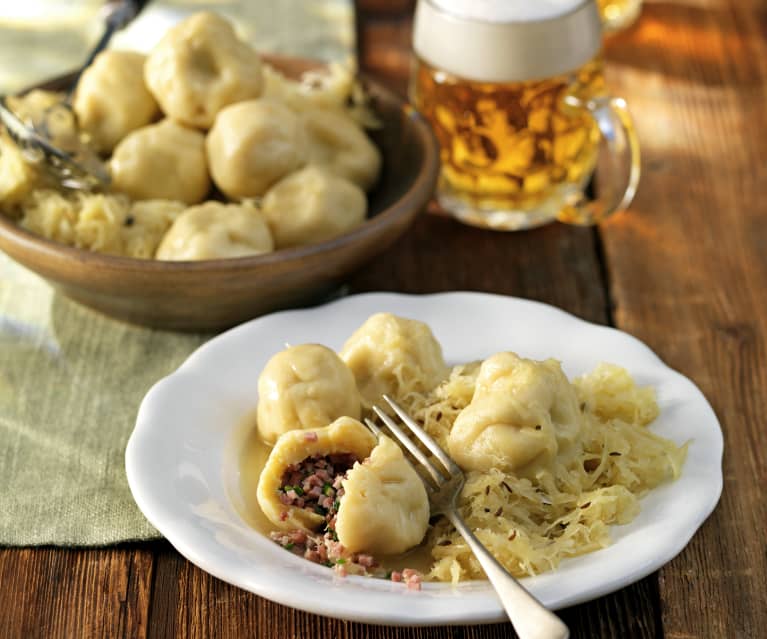 Selchfleischknödel mit Sauerkraut