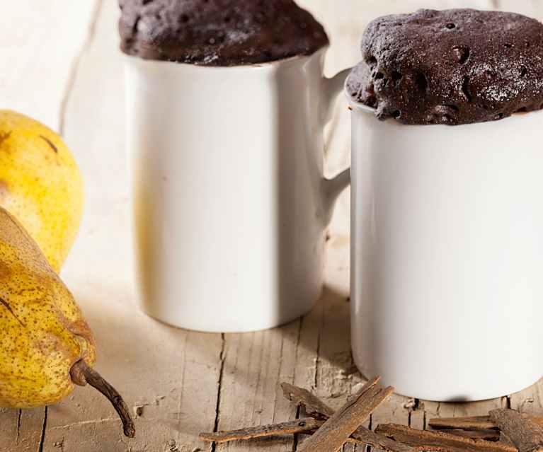 Hruškový mug cake se skořicí