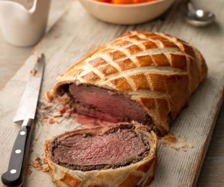 Filet Wellington mit Kartoffelpüree, Karotten und Madeirasauce mit ...