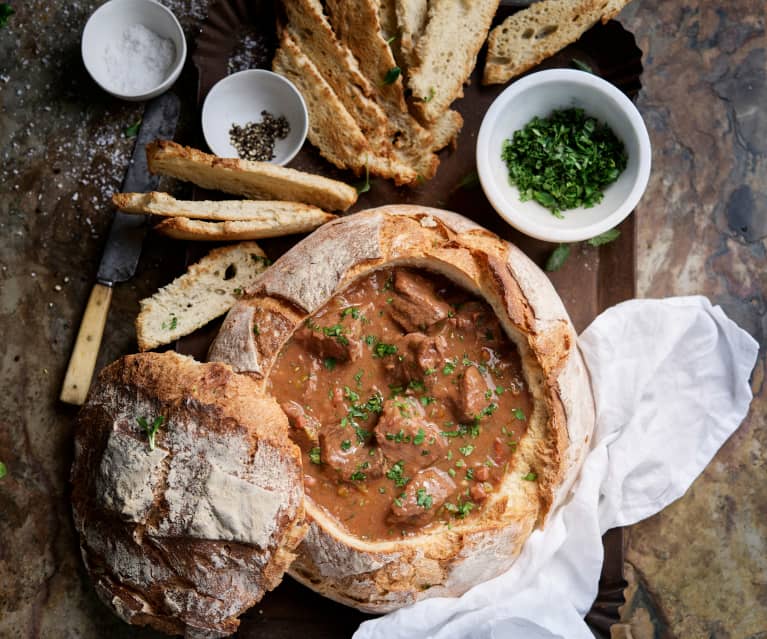 Spezzatino di vitello in cestino di pane