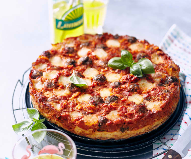 Spaghetti-Pizza mit Hackbällchen und Mozzarella