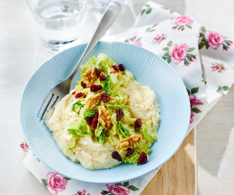 Wirsing auf Pastinakenpüree mit Cranberrys und Walnüssen