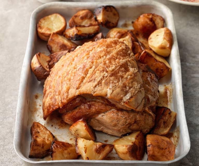 Schweinebraten mit Kruste, Bratkartoffeln, Gemüse und Cidre-Sauce mit MEATER®