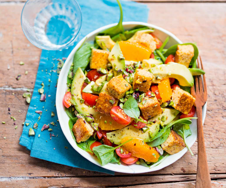 Salade polenta, avocat et pousses d'épinard