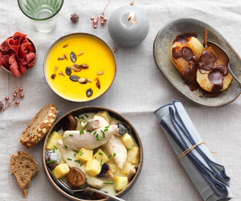 Velouté de patate douce au lait de coco, volaille sauce poulette et papillote de poires au chocolat