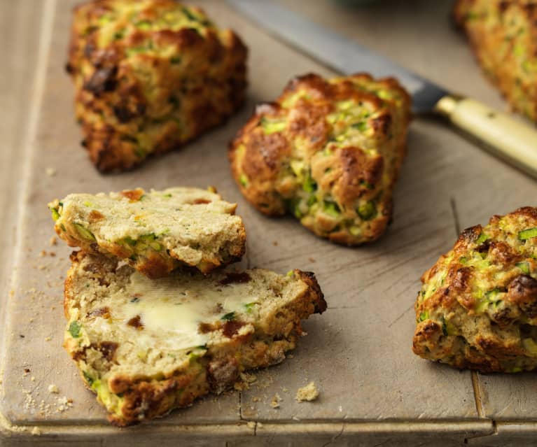 Scones med courgette og tørret frugt