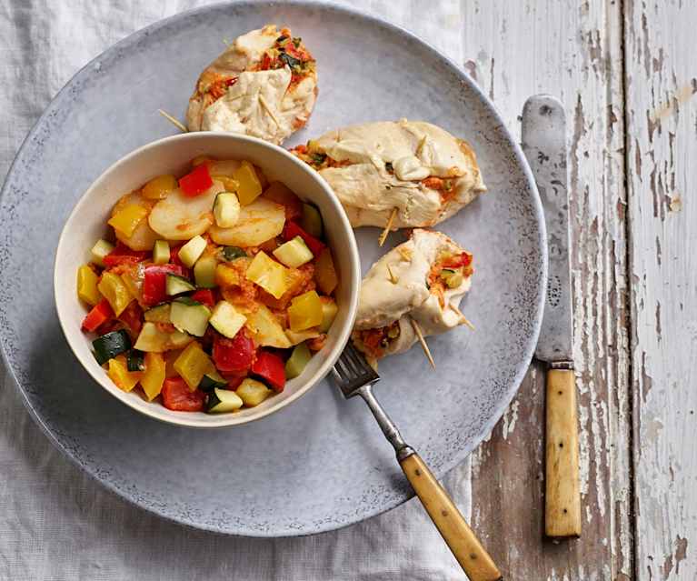 Peitos de frango recheados com legumes e batatas