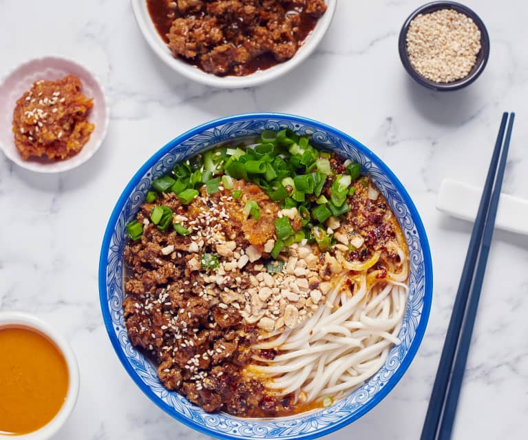 Ramen di noodles piccanti del sichuan dandan con gnocchi piccanti combinati  nel tradizionale resto del ramen giapponese