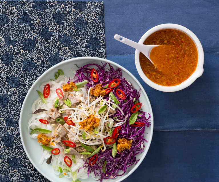 Bun bo hue (spicy noodle soup)