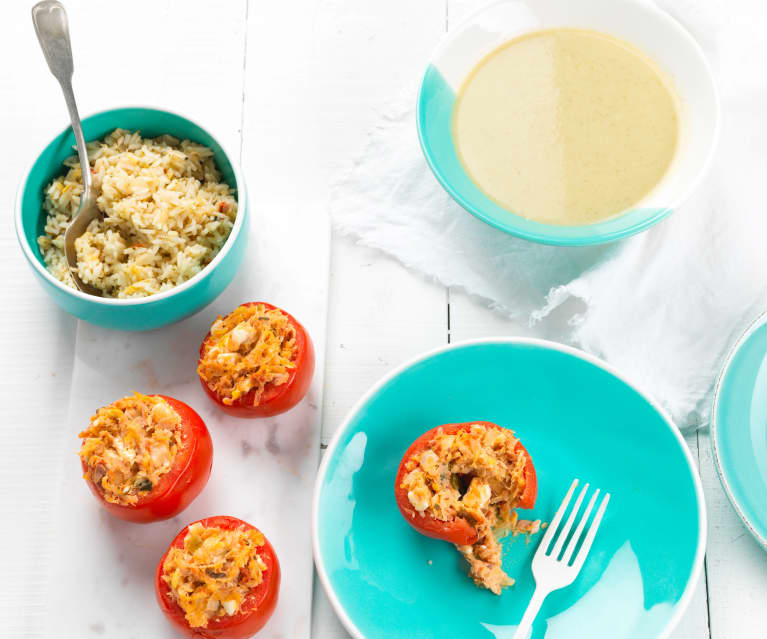 Creme de brócolos, couve-flor e curgete e tomate recheado com arroz de alho-francês e tomate