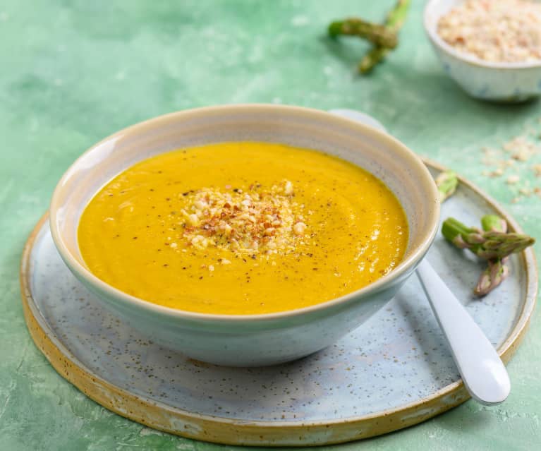 Soupe aux asperges, carottes et amandes