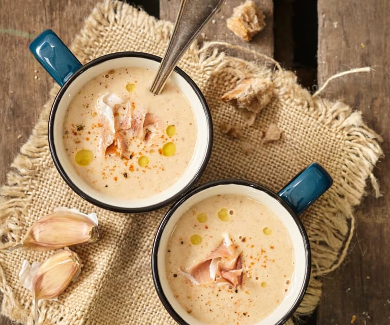 Bouillon à l'ail et à l'œuf poché