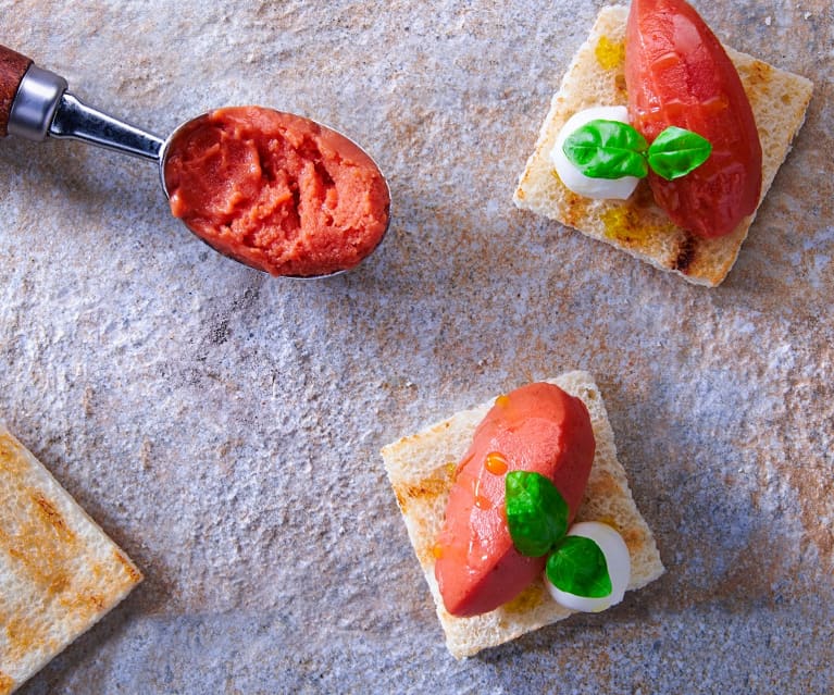 Gelato al pomodoro e basilico su bruschetta