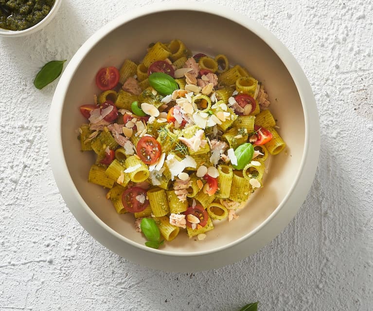 Pasta fredda con pesto alle erbe aromatiche, tonno e pomodorini