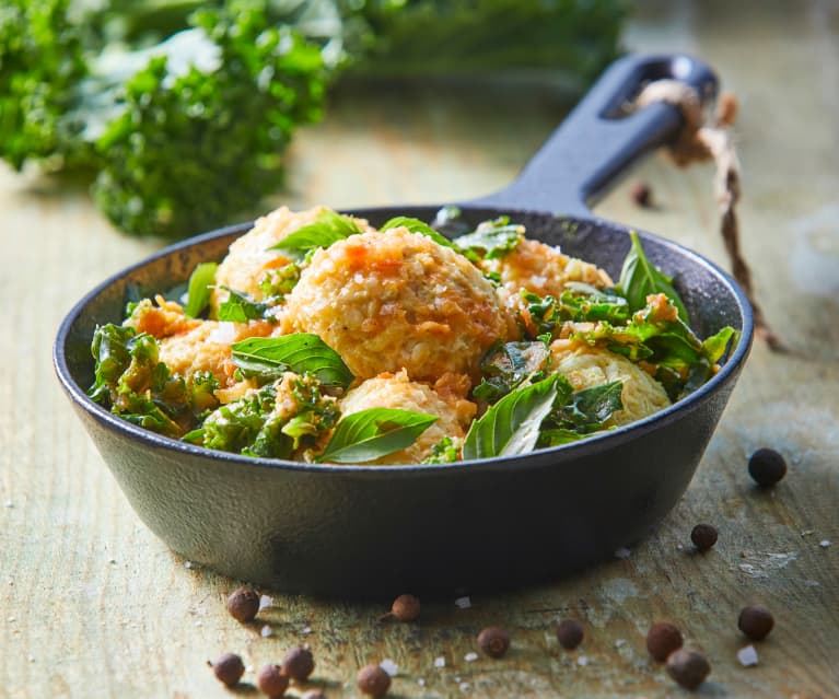 Albóndigas de pollo con kale sofrito