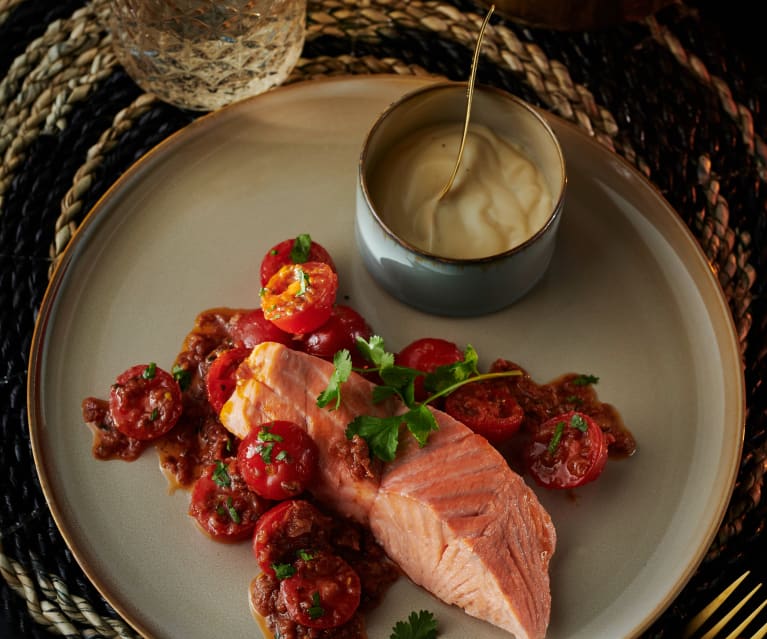 Lachs mit Teriyaki-Mayonnaise und Tomatensalat