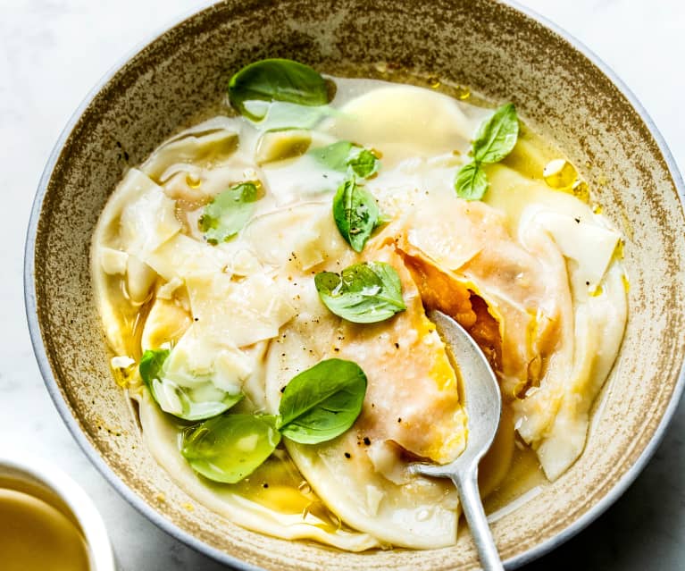 Ravioli de courge au romarin, bouillon de légumes et parmesan