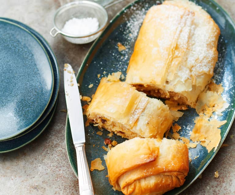 Strudel aux pommes, raisins secs et cannelle