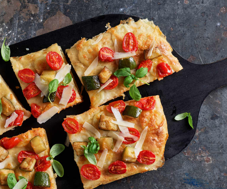 Pizza con masa madre, jitomates cherry y calabacita salteada TM6